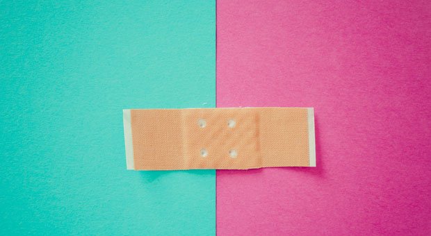 Pflaster drauf und gut ist? Ganz so einfach lassen sich Fehlzeiten leider nicht senken.