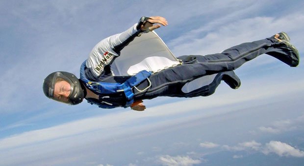 Im Wingsuit gleitet Susanne Böhme fast wie Batman durch die Luft. Nach einem schweren Unfall vor fünf Jahren springt sie inzwischen wieder - und führt auch ihr Unternehmen weiter.