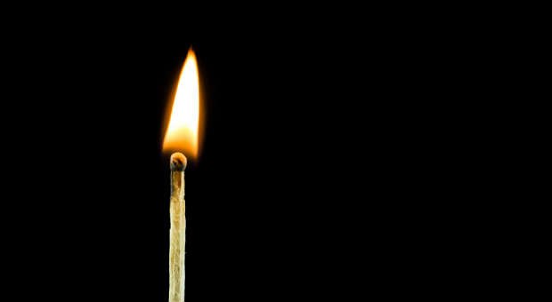 Bitte zündeln! Im Verkaufsgespräch kann es manchmal sinnvoll sein, "geistige Brandstiftung" zu begehen und sich die Ängste der Kunden als Kaufargument zu nutze zu machen.