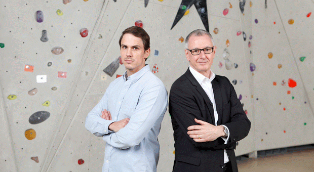 Christian Wiens (links) behauptet, mit seinem digitalen Geschäftsmodell könne Getsafe schneller Kunden gewinnen als MLP. Manfred Bauer hält dagegen.