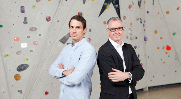 Christian Wiens (links) behauptet, mit seinem digitalen Geschäftsmodell könne Getsafe schneller Kunden gewinnen als MLP. Manfred Bauer hält dagegen.