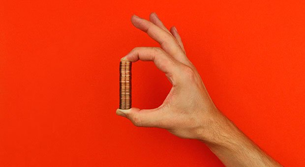 Bares auf die Hand: Haben freiwillig versicherte Selbstständige weniger verdient als im Vorjahr, erstattet die Krankenkasse künftig einen Teil der Beiträge. Doch durch die neue Beitragsregelung können auch Nachzahlungen anfallen.