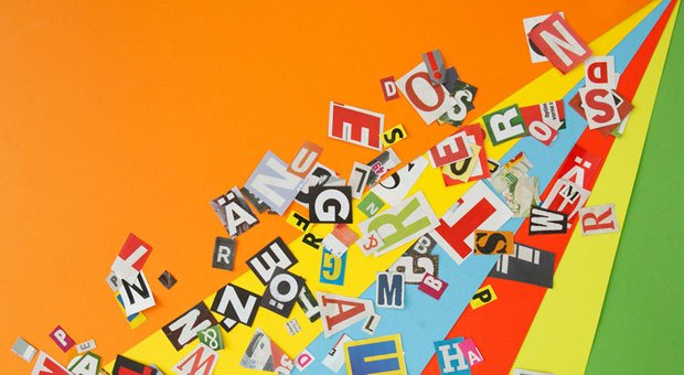 Laut, bunt und aufdringlich: Manchmal ist Werbung genau das. Ein guter Slogan muss allerdings mehr leisten.