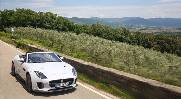 4,9 Sekunden dauert es, bis der Jaguar F-Type von 0 auf 100 km/h beschleunigt hat. Aber reicht das, um einen ICE zu schlagen?