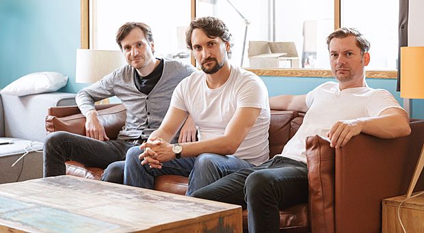 Die Gründer von Adjust: Manuel Kniep, Paul H. Müller und Christian Henschel (von links) laden ihre Mitarbeiter einmal im Jahr in den Urlaub ein.