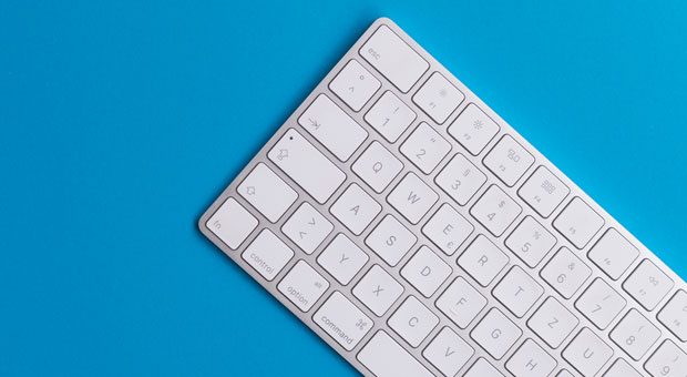 Die Tastatur liegt schief? So etwas kommt bei Sven L. Franzen nicht vor. Er braucht einen aufgeräumten Schreibtisch, um optimal arbeiten zu können.