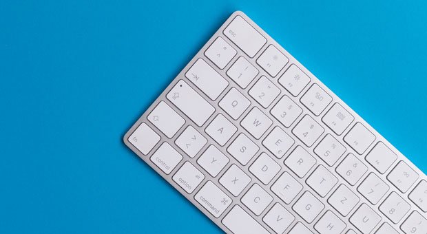 Die Tastatur liegt schief? So etwas kommt bei Sven L. Franzen nicht vor. Er braucht einen aufgeräumten Schreibtisch, um optimal arbeiten zu können.
