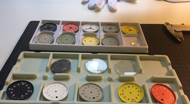 Nur mit Handschuhen anfassen: Das ist nicht nur bei den traditionellen Uhrenmanufakturen die Regel, sondern auch in der Werkstatt des Crowdfunding-Projekts Bolido aus Zürich.