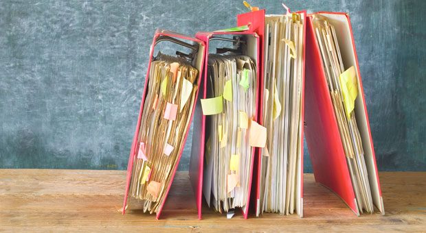 Aktenordner halten Unterlagen zusammen - mehr aber auch nicht. Wer Verträge professionell verwalten will, sollte über eine Software fürs Vertragsmanagement nachdenken.