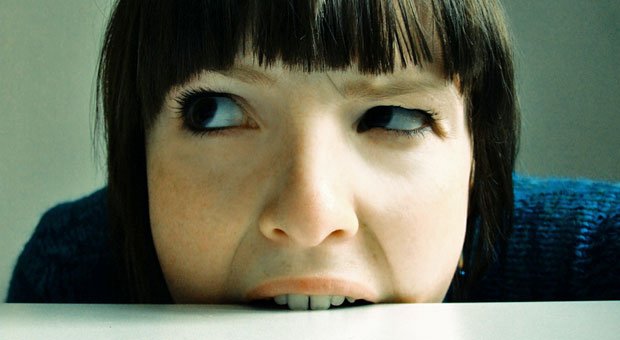 Vor lauter Stress und Ärger würde man manchmal am liebsten in die Tischkante beißen - und beißt dann doch nur die Zähne zusammen. Umso wichtiger ist es, anschließend den Kiefer zu entspannen.