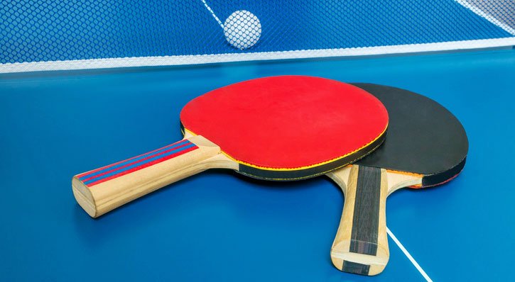 Hin und her, wie beim Pingpong: Spielt der Angestellte eine Aufgabe an den Chef zurück, ist das ein Fall von Rückdelegation.