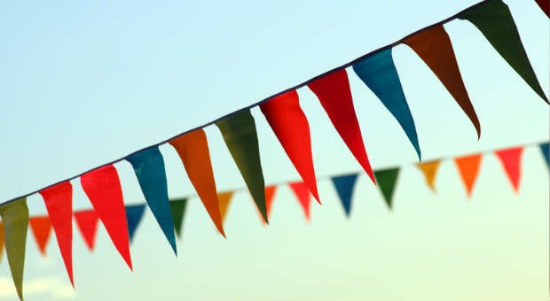 Bunte Deko-Ketten sorgen für das richtige Flair auf einem Sommerfest. Doch perfekt wird so ein Event erst, wenn Sie rechtzeitig beginnen, es zu planen.