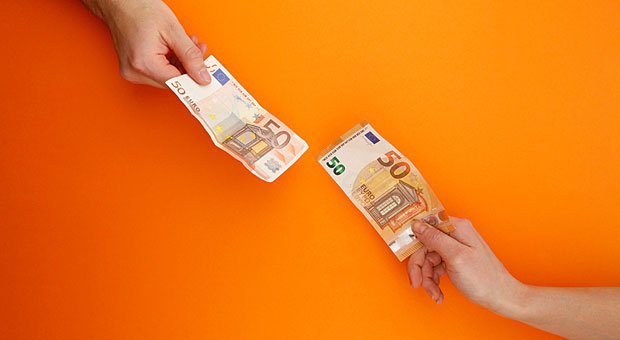 Wie viel Geld wechselt am Monatsende den Besitzer? Es gibt gute Gründe dafür, diese Information - nämlich das Gehalt für die offene Stelle - schon in die Stellenanzeige zu schreiben.