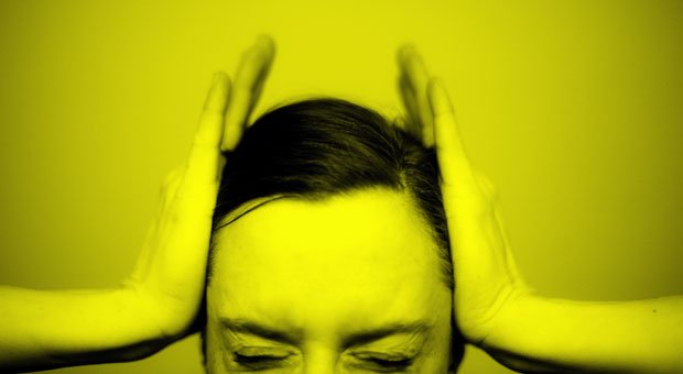 Diese junge Frau scheint nicht mehr zu wissen, wo ihr der Kopf steht. Wenn Ihre Mitarbeiter ein ähnliches Bild am Arbeitsplatz abgeben, hat die Stressprävention im Unternehmen versagt.