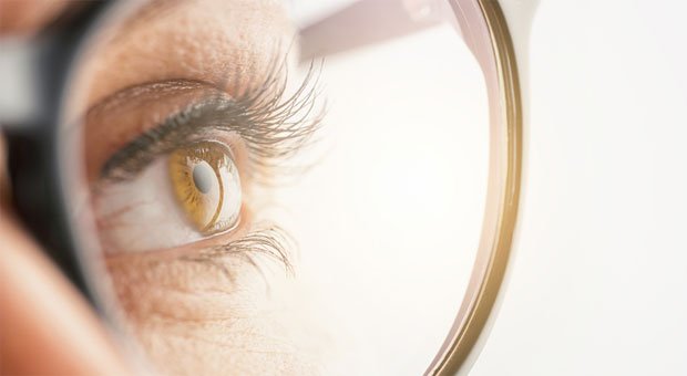 Oft helfen schon ein paar Entspannungsübungen für die Augen, um wieder klar zu sehen. Wer aber dauerhaft unscharf sieht und sich bei der PC-Arbeit stark nach vorn beugt, braucht möglicherweise eine Bildschirmbrille.