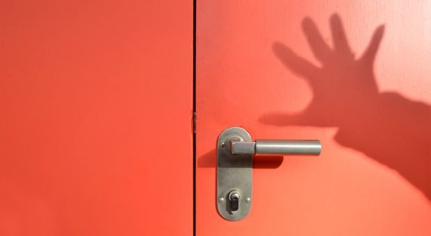 Und tschüß! Unternehmer sollten ihre Kunden auch mal vor die Tür schicken - direkt zur Konkurrenz.