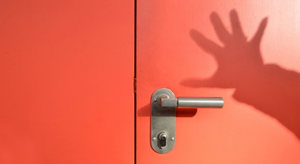 Und tschüß! Unternehmer sollten ihre Kunden auch mal vor die Tür schicken - direkt zur Konkurrenz.