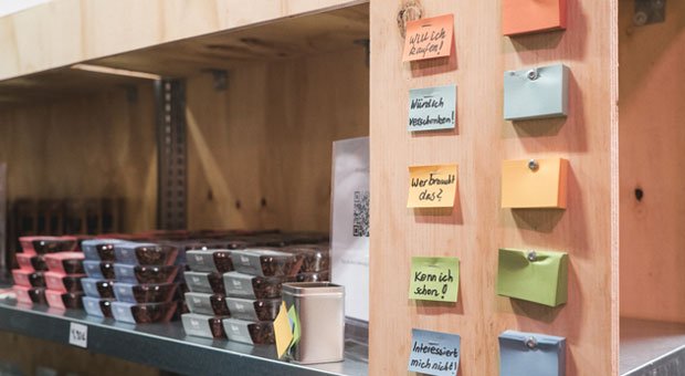 Im Feedback Factory Testkaufhaus geben die Kunden ihr Feedback zu neuen Produkten - indem sie Fragebogen ausfüllen und Zettel abstempeln.
