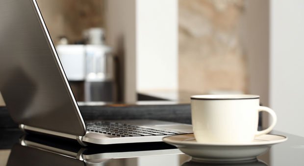 Abwarten und Tee oder Kaffee trinken? Das verkneifen sich Mitarbeiter im Home-Office. Sie arbeiten meist mehr und produktiver als Kollegen im Büro. Ihr wichtigstes Arbeitsmittel: der Laptop.