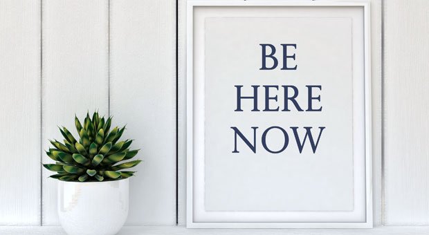 Achtsam führen, das bedeutet: im Hier und Jetzt präsent sein, sich auf den gegenwärtigen Augenblick konzentrieren.