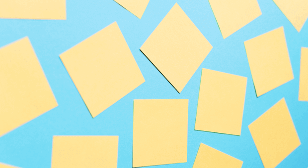 Das wichtigste Utensil für die agile Zusammenarbeit bei Sipgate: Post it´s. Überall im Unternehmen kleben Mitarbeiter Zettelchen auf Stellwände und haben so alle Aufgaben im Blick.