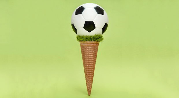 Wer zur Fußball-WM 2018 ein Fußball-Eis anbietet, ist rechtlich auf der sicheren Seite. Bei der Werbung mit der WM ist aber einiges zu beachten.