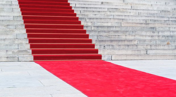 Sie müssen Ihren neuen Mitarbeitern ja nicht gleich den roten Teppich ausrollen. Aber in den ersten 100 Tagen sollten Sie sich besonders um sie bemühen.