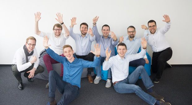 Die Gründer von OMM Solutions: Malte Horstmann (4. von links), Olaf Horstmann (3. von rechts) und Martin Allmendinger (2. von rechts)