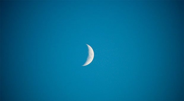 Arbeiten, wenn der Mond scheint und alle anderen schlafen: Nachtarbeitnehmer haben Anspruch auf Nachtzuschlag oder Freizeitausgleich.