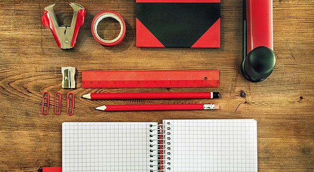 Ein aufgeräumter Schreibtisch hilft, konzentrierter zu arbeiten.