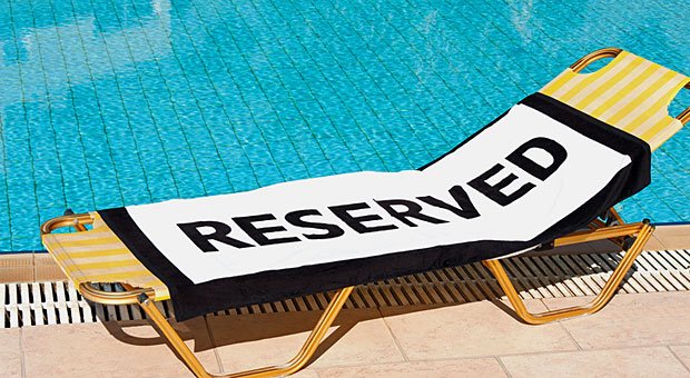 Schnell das Handtuch drauflegen - so reservieren nervige Urlauber ihre Liege. Manche Mitarbeiter gehen ähnlich vor: Sie melden ihre Urlaubswünsche besonders früh an und sichern sich so begehrte Termine.