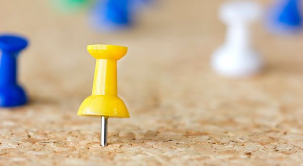 Arbeitgeber müssen aushangpflichtige Gesetze den Mitarbeitern im Betrieb zugänglich machen - zum Beispiel an einer Pinnwand.