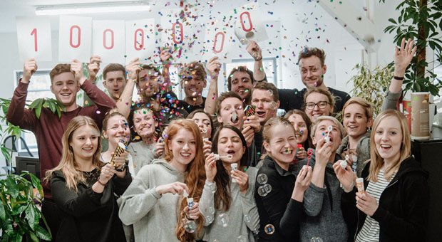 Felix Leonhardt (8. v.r.) und sein Team von Purefood feiern, dass ihre Produkte eine Million Schulmahlzeiten in Burundi ermöglicht haben.