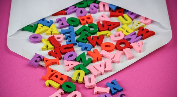 Sind doch nur Buchstaben? Von wegen! Manche Wörter können Newsletter im Spam landen lassen.