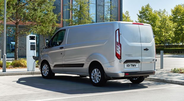 Für den sanften Umstieg: Der Ford Transit Custom PHEV ist ein Plug-in-Hybrid. Der 1,0-Liter-Dreizylinder-Benzinmotor erhöht die Reichweite bei Bedarf auf mehr als 500 Kilometer.