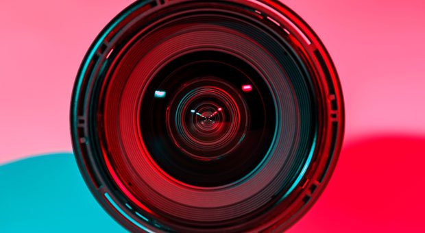 Denken Sie an die DSGVO, bevor Sie Personen in den Fokus nehmen. Ohne Einwilligung zum Fotografieren, können Strafen drohen.