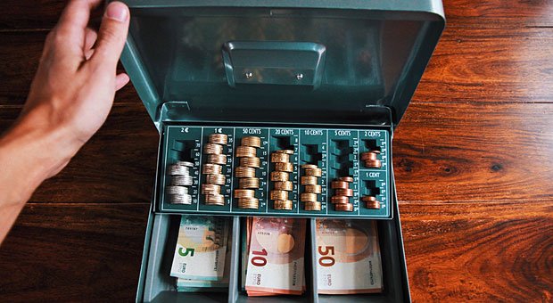 Die Hand in der Kasse: Diebstahl durch Mitarbeiter bereitet vielen Unternehmen Probleme.