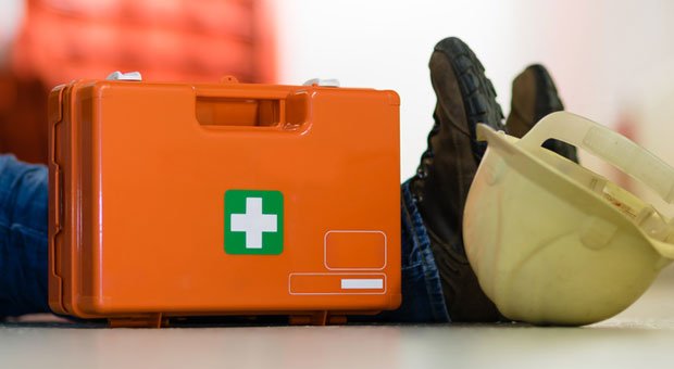 Not am Mann: Halten Arbeitgeber keine Ersthelfer im Betrieb bereit, kann das böse enden – nicht nur für Verletzte.
