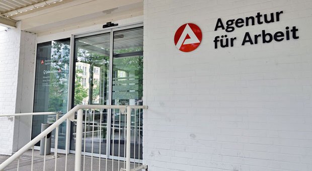 Auf zum Amt? Für Selbstständige ist die Arbeitslosenversicherung freiwillig.