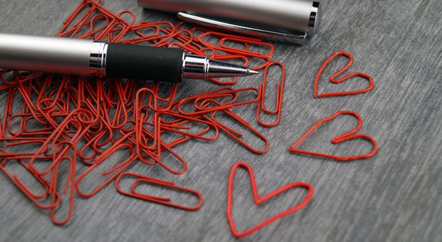 Kleiner Liebesbeweis mit Büroklammer: So harmonisch wie hier geht es bei Unternehmerpaaren nicht immer zu.