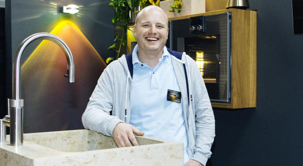 Elias Holocher mit seiner patentierten Küche.