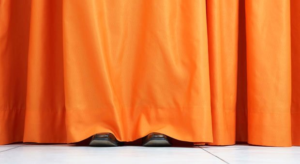 Bloß nicht im Rampenlicht stehen: Wer sich durch Introvertiertheit auszeichnet, bleibt lieber im Hintergrund.