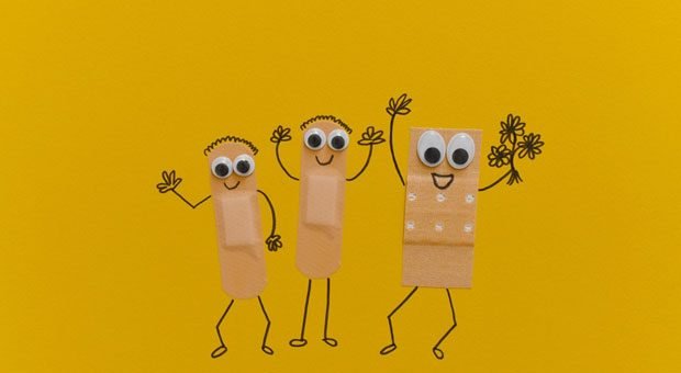 Hände hoch und losgejubelt: Zum Januar 2019 sinkt der Mindestbeitrag der gesetzlichen Krankenkasse.