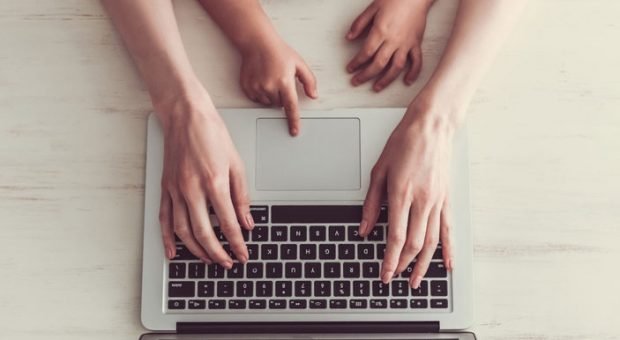 Das Kind mit ins Büro nehmen - für Unternehmerinnen ist das einfacher als für Angestellte.