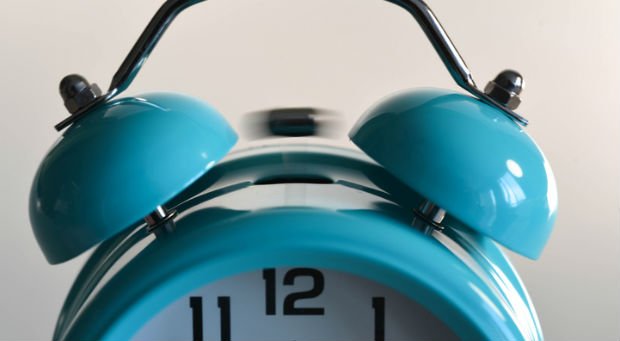 Blauer Wecker in Nahaufnahme.