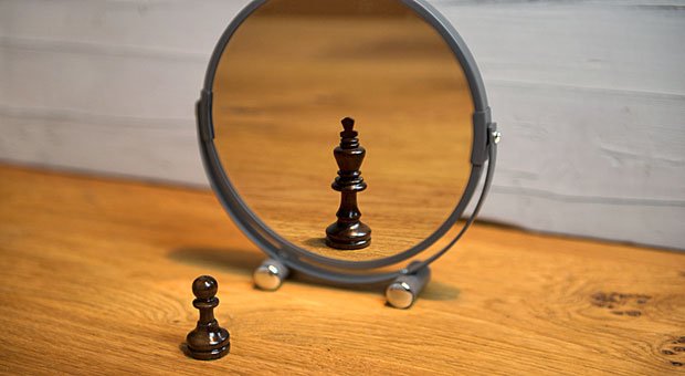 Nicht immer ist der Ranghöchste auch der, der das Sagen hat - selbstbewusstes Auftreten kann einen Bauern als König erscheinen lassen.