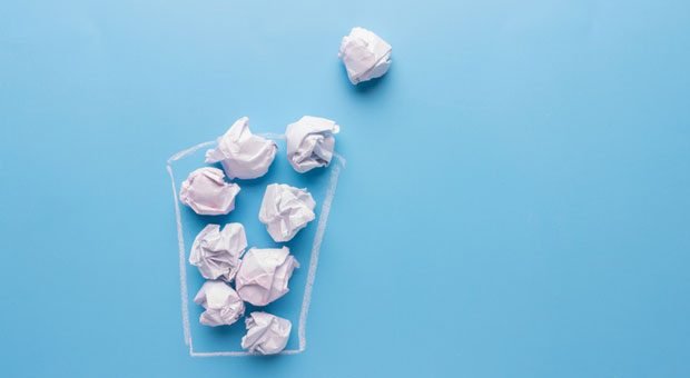 Manche Entscheidungen am Anfang der Selbstständigkeit sind falsch - und gehören in den Papierkorb.