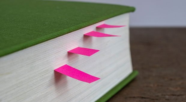 Lesezeichen sind praktisch - auch digital: Mit Bookmarks finden Sie wichtige Websites fix wieder.