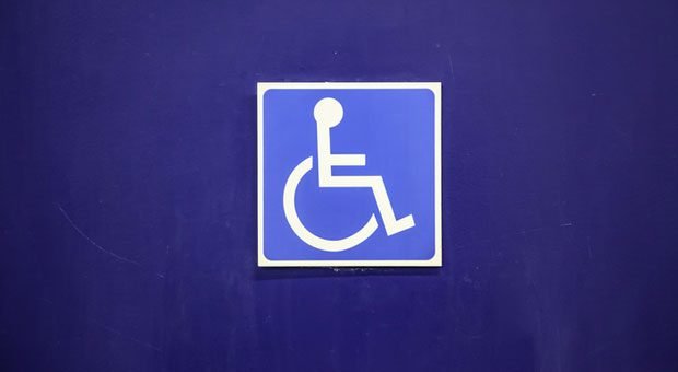 Ein Symbol mit einem Rollstuhlfahrer vor blauem Hintergrund