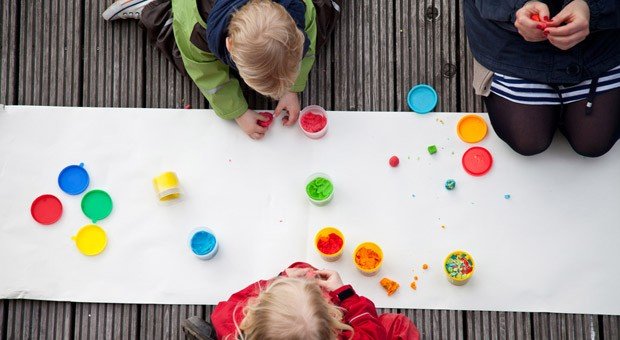 Zuhause bleiben und malen statt arbeiten gehen: Der Kita-Streik bringt Probleme für Eltern und Arbeitgeber.